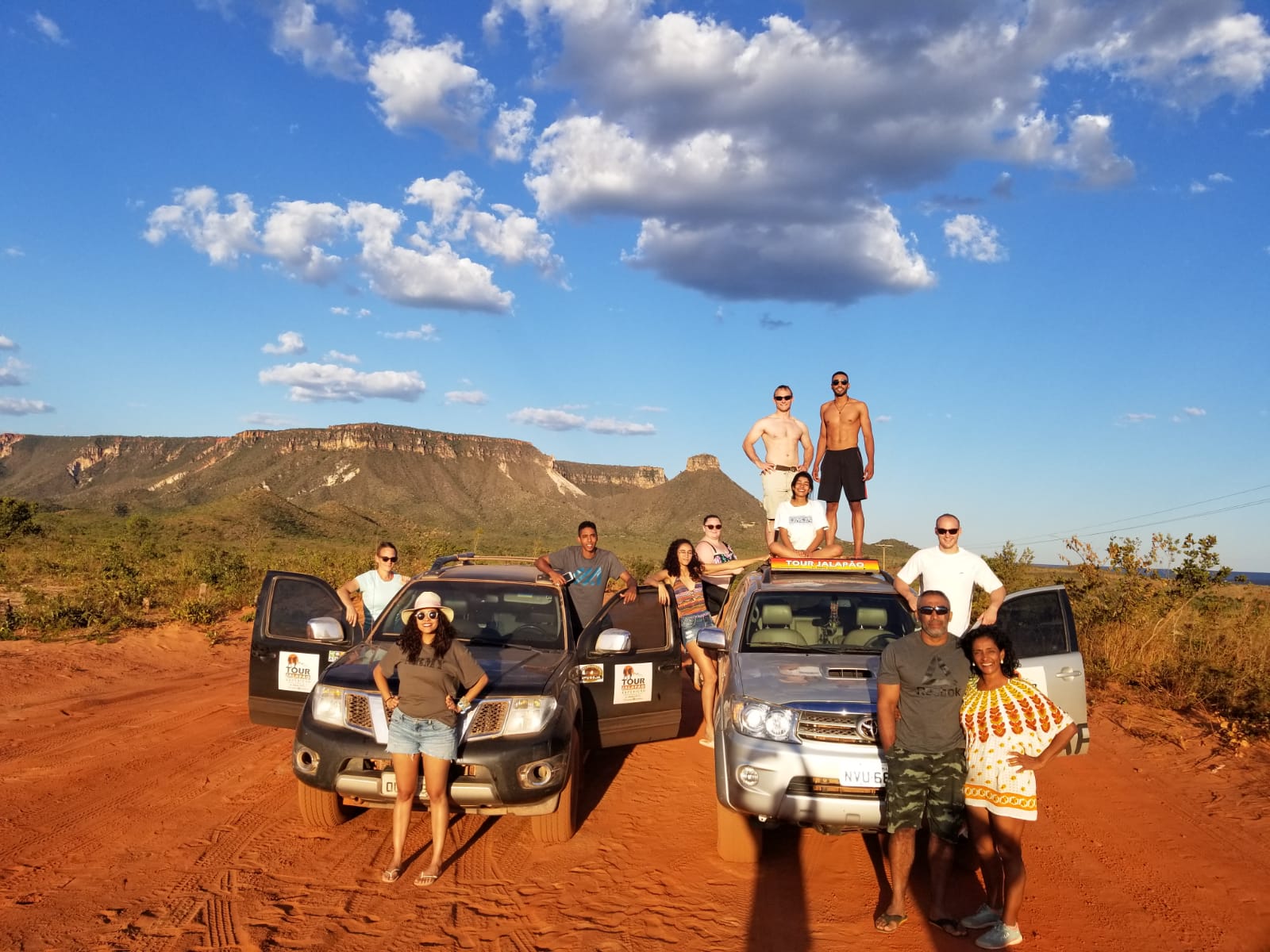 Family standing along a long road during the Jalapão expedition