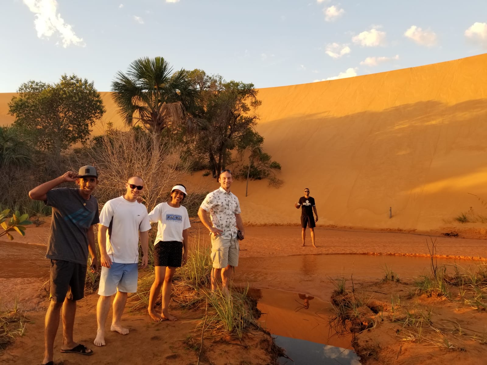 Family stopping at the sand dunes during the Jalapão expedition